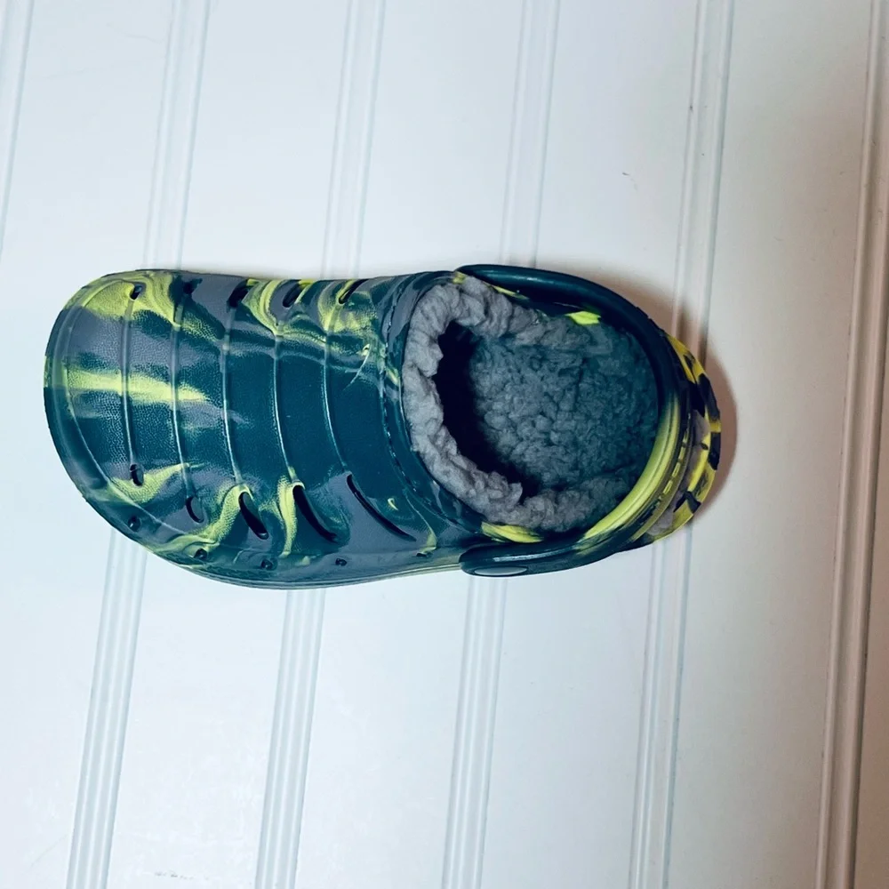 Cozy Kids Slippers in Green and Yellow Size 7 NWT